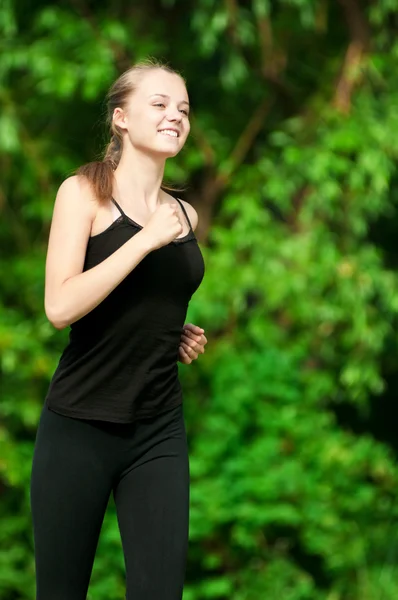 녹색 공원에서 실행 하는 젊은 여자 — 스톡 사진