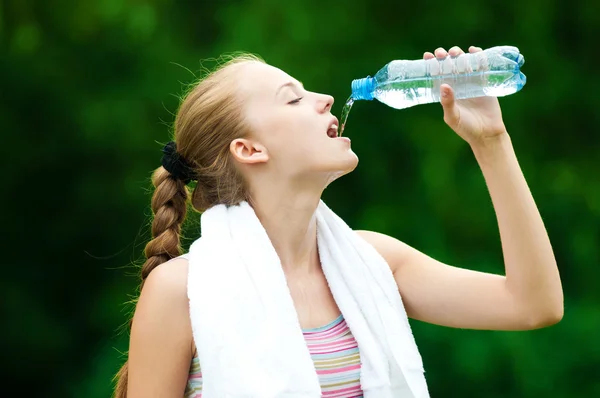 Donna che beve acqua dopo l'esercizio — Foto Stock