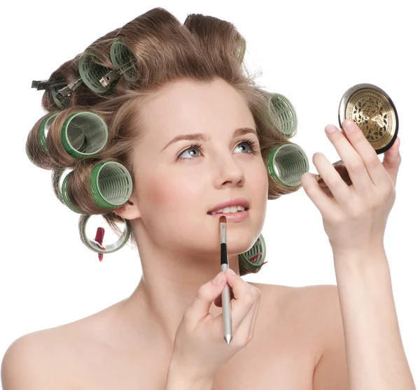 Mujer que aplica un pincel de lápiz labial cosmético - retrato de primer plano —  Fotos de Stock