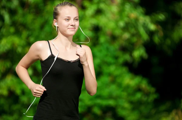 Jonge vrouw met groene park — Stockfoto