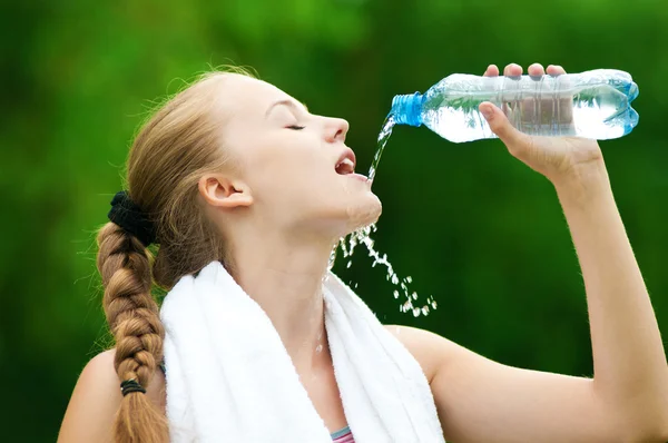 Γυναίκα πόσιμο νερό μετά την άσκηση — Φωτογραφία Αρχείου