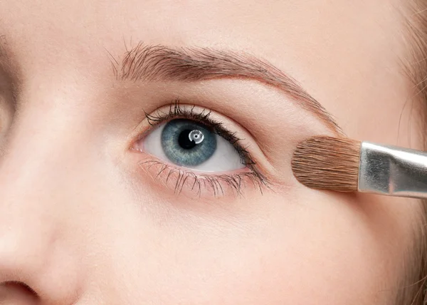 Kosmetiska pensel - närbild porträtt av ögonskugga zon — Stockfoto