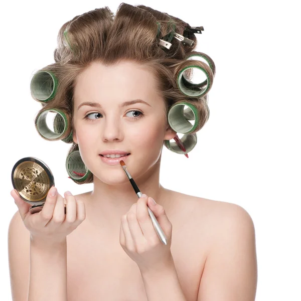 Nő alkalmazása a kozmetikai rúzs kefe - közeli portré — Stock Fotó