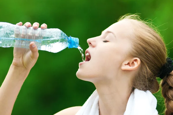 Žena pitná voda po cvičení — Stock fotografie