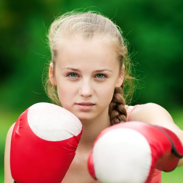 Mujer boxeadora joven en el parque verde —  Fotos de Stock
