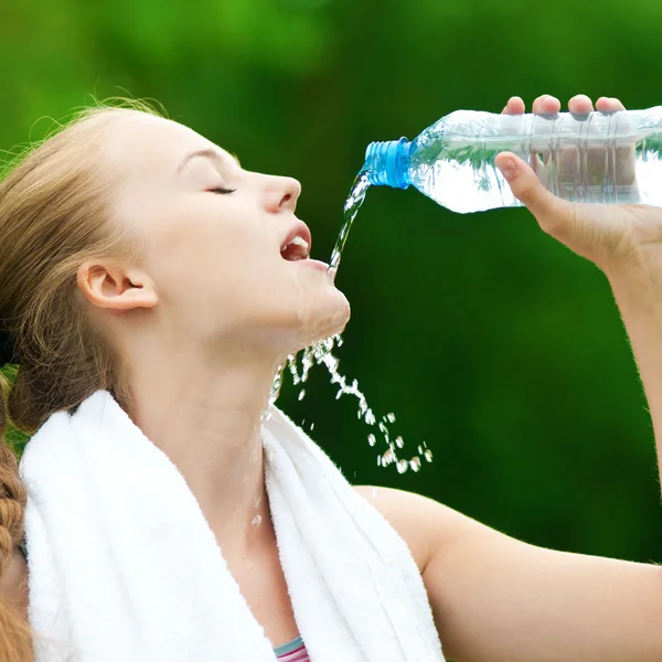 运动后喝水的妇女 — 图库照片