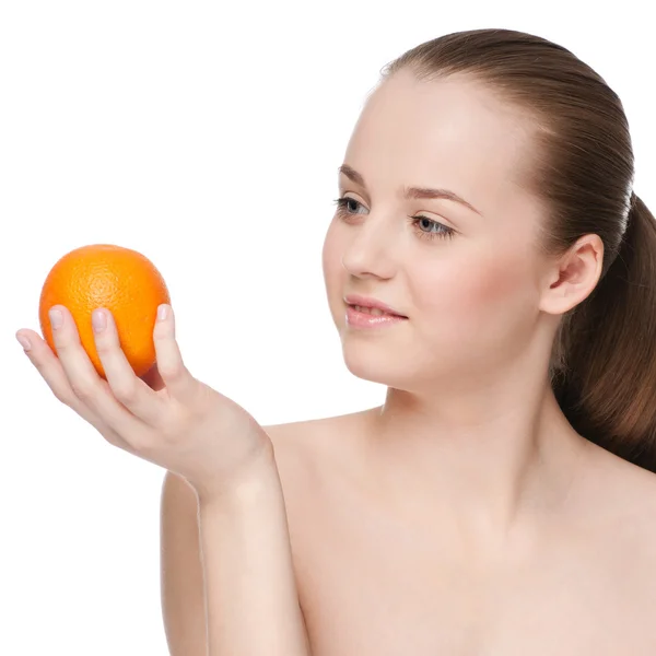 Frau isst grünen Apfel und Orange — Stockfoto