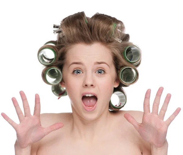 Kobieta Curlingu włosy z rolką — Zdjęcie stockowe