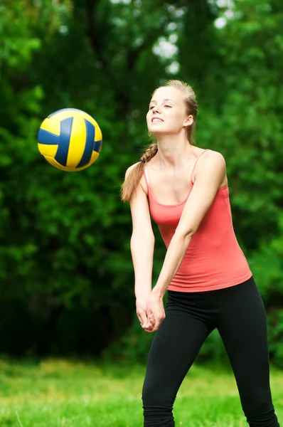 Красивая женщина играет в волейбол — стоковое фото