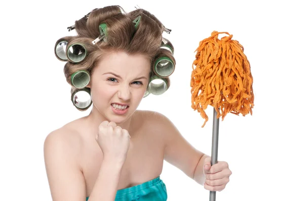 Zły kobieta w wałki do włosów jest trzymając wacik — Zdjęcie stockowe