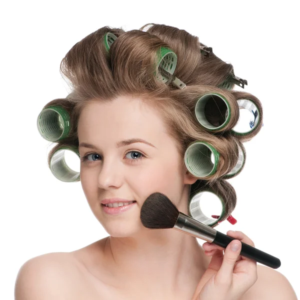Nő alkalmazása a kozmetikai por kefe - közeli portré — Stock Fotó