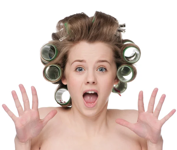 Donna arricciando i capelli con rullo — Foto Stock
