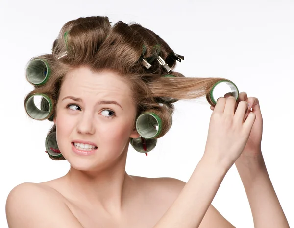 Жінка скручує волосся валиком — стокове фото