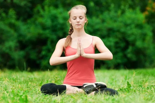 Jeune femme faisant des exercices d'étirement — Photo