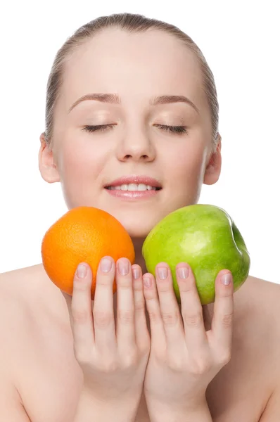 Mulher comer maçã verde e laranja — Fotografia de Stock