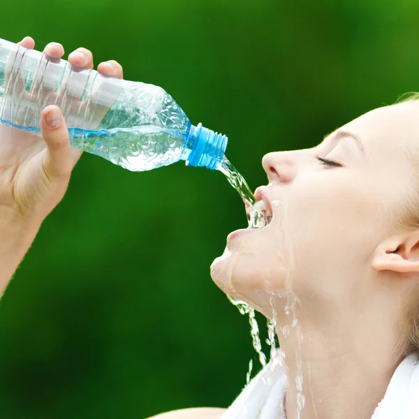 Woman drinking water after exercise — Stock Photo, Image