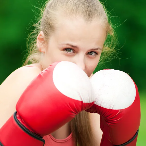 Молодая женщина-боксер в зеленом парке — стоковое фото