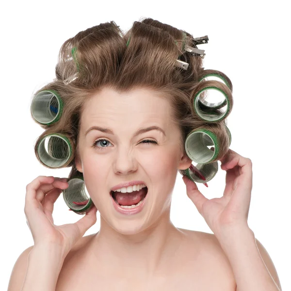 Mujer rizando su cabello con rodillo —  Fotos de Stock