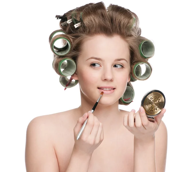 Nő alkalmazása a kozmetikai rúzs kefe - közeli portré — Stock Fotó