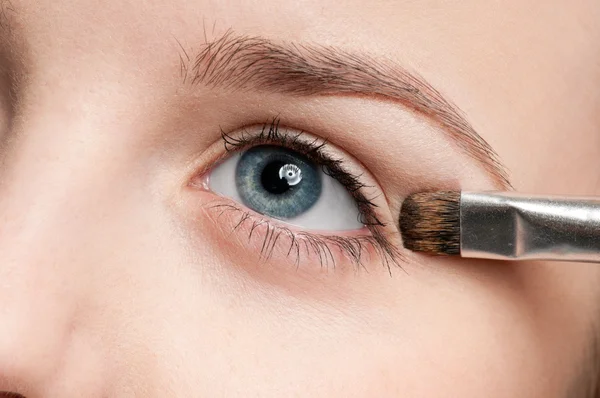 Pincel de pintura cosmética - close-up retrato da zona de sombra dos olhos — Fotografia de Stock