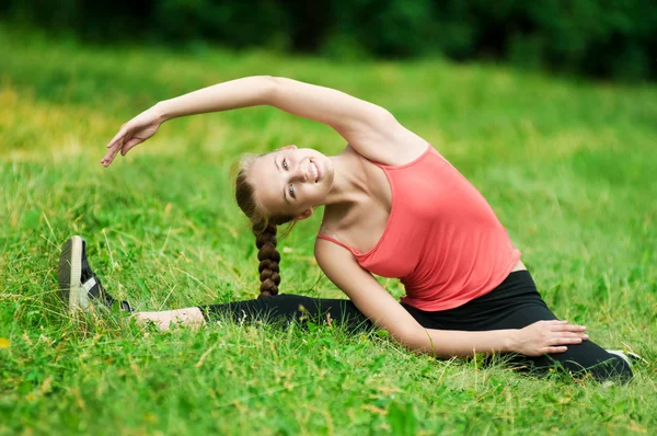 Jonge vrouw doen stretching oefening — Stockfoto