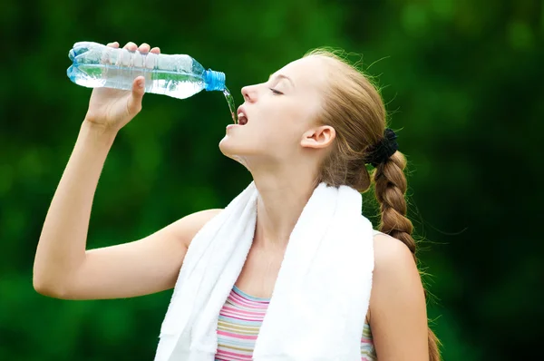 运动后喝水的妇女 — 图库照片