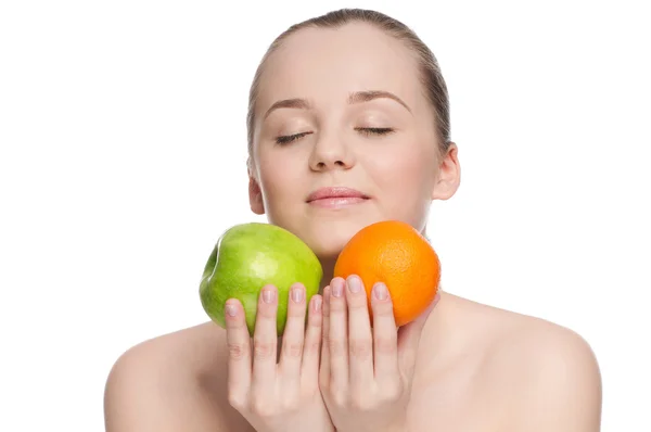 Γυναίκα τρώνε το πράσινο μήλο και πορτοκάλι — Φωτογραφία Αρχείου