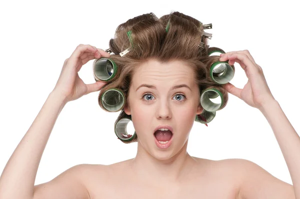 Жінка скручує волосся валиком — стокове фото