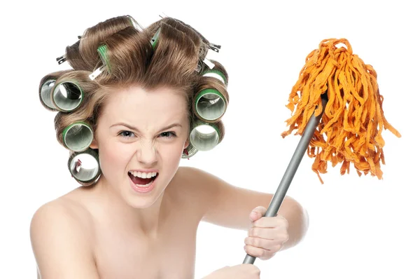 Mujer enojada en rodillos de pelo es la celebración de hisopo —  Fotos de Stock