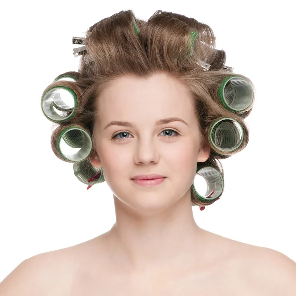 Donna arricciando i capelli con rullo — Foto Stock