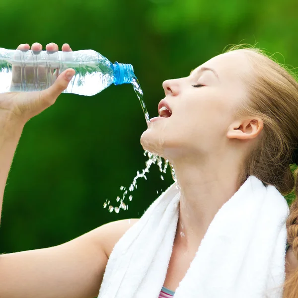 Mujer bebiendo agua después del ejercicio —  Fotos de Stock