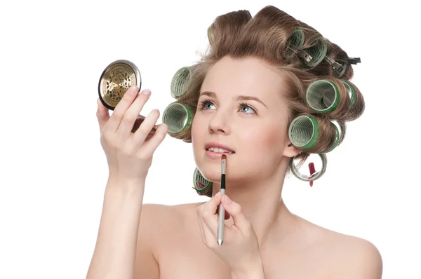 Mulher aplicando escova de batom cosmético - close-up retrato — Fotografia de Stock
