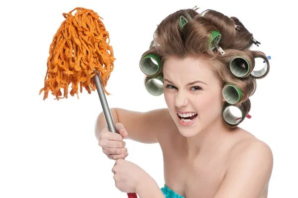 Mujer enojada en rodillos de pelo es la celebración de hisopo —  Fotos de Stock
