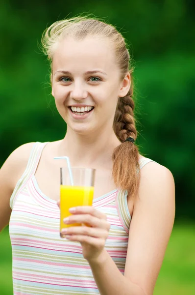 Junge Frau trinkt Orangensaft. Außenbereich — Stockfoto