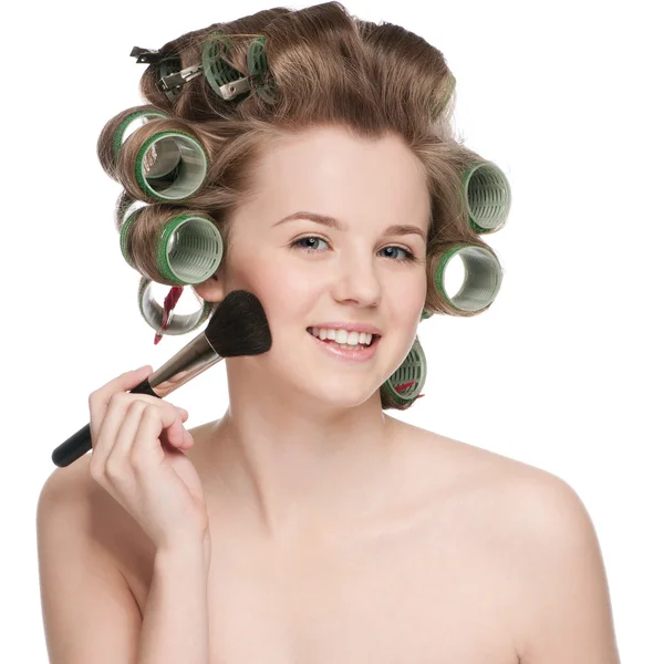 Vrouw toepassing cosmetische poeder brush - close-up portret — Stockfoto