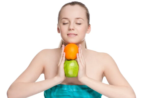 Kadın yemek yeşil elma ve portakal — Stok fotoğraf