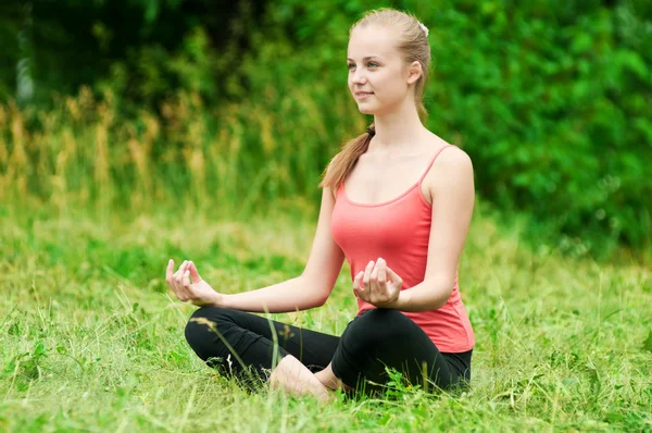 Young woman doing stretching exercise — Stock Photo, Image
