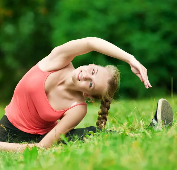 Mujer joven haciendo ejercicio de estiramiento —  Fotos de Stock