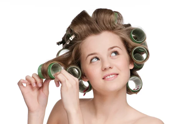 Mujer rizando su cabello con rodillo —  Fotos de Stock