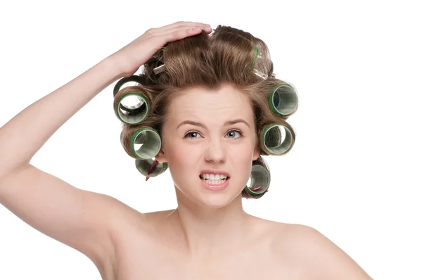 Mulher curling seu cabelo com rolo — Fotografia de Stock