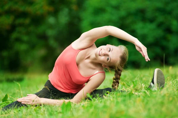 Молода жінка робить розтяжку вправи — стокове фото