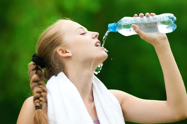 Mujer bebiendo agua después del ejercicio —  Fotos de Stock