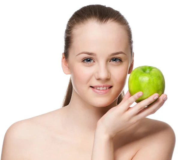 Женщина ест зеленое яблоко — стоковое фото