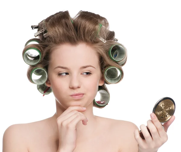 Mulher no rolo de cabelo olhando no espelho — Fotografia de Stock