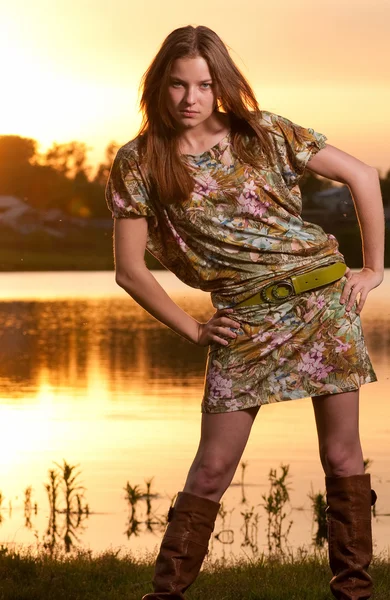 Γυναίκα όμορφη νεαρή μόδας παρουσιάζουν εξωτερική — Φωτογραφία Αρχείου