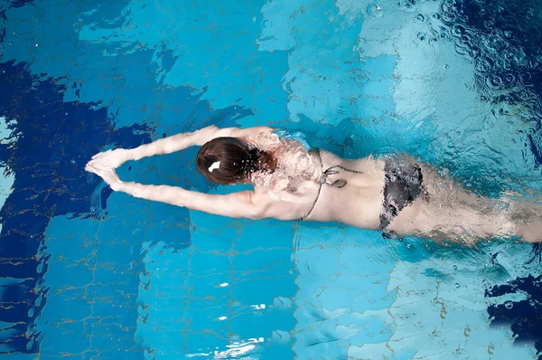 Nadador atlético está buceando en una piscina — Foto de Stock