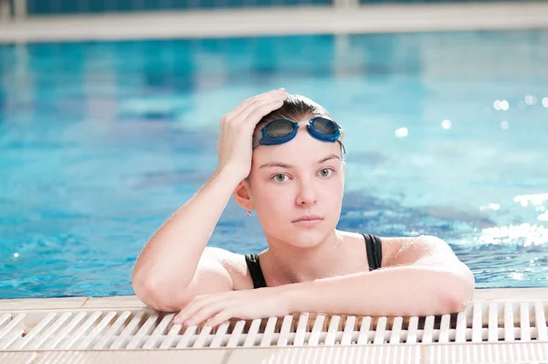 Femme en lunettes noires dans la piscine — Photo