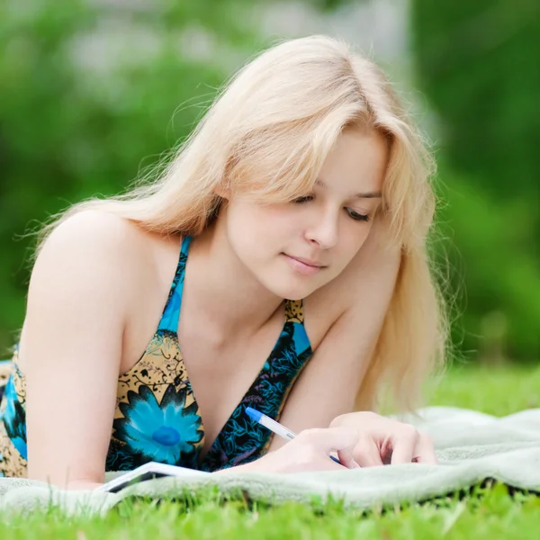 Krásná mladá žena přečíst knihu — Stock fotografie