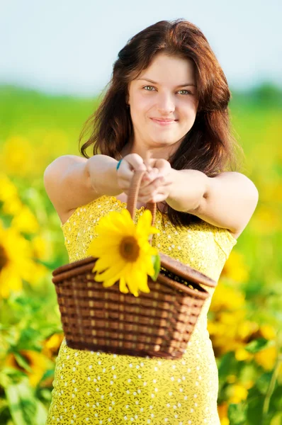 Красива жінка на соняшниковому полі — стокове фото