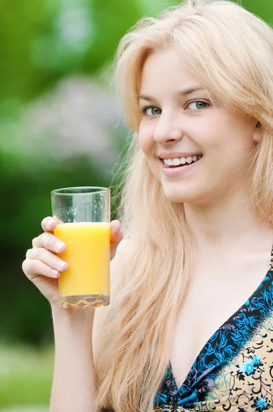 웃는 여자 마시는 오렌지 주스 — 스톡 사진
